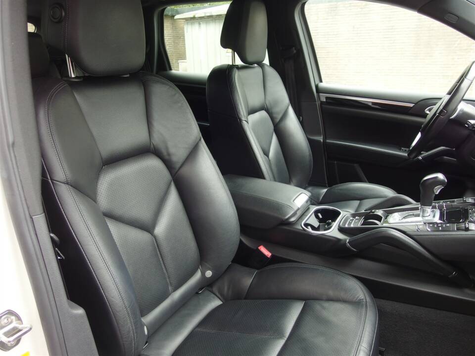 Bild 61/99 von Porsche Cayenne S (2010)