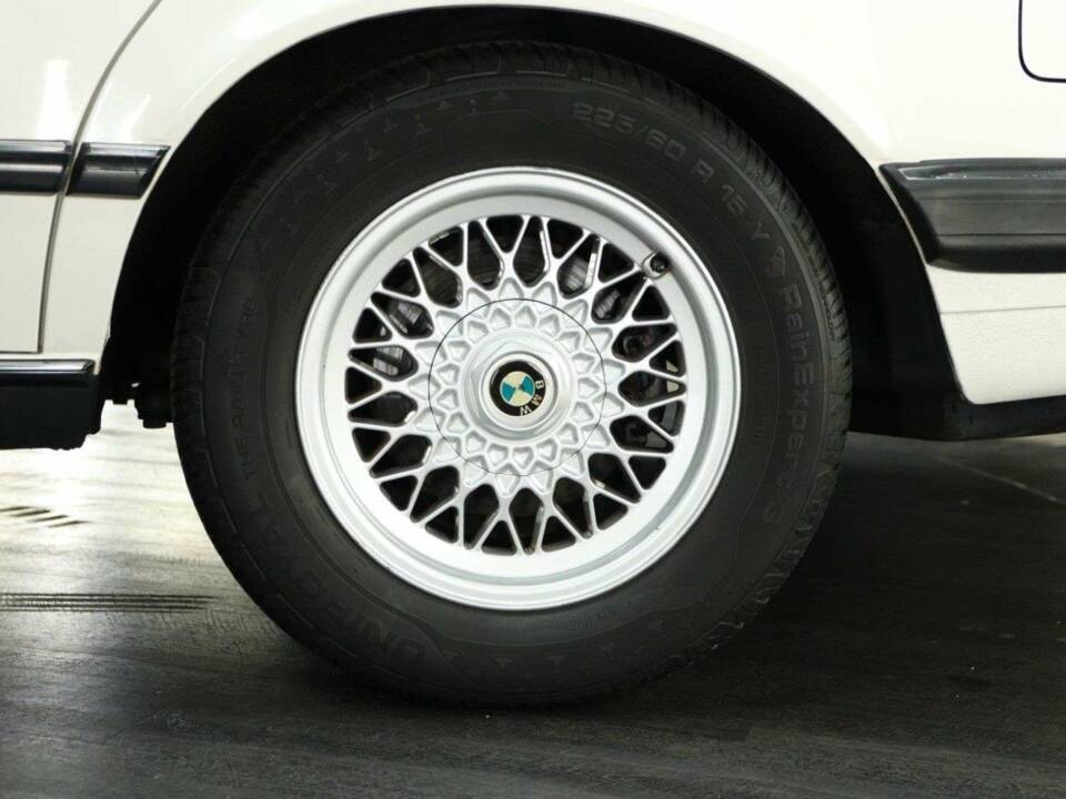 Image 30/30 of BMW 735i (1985)