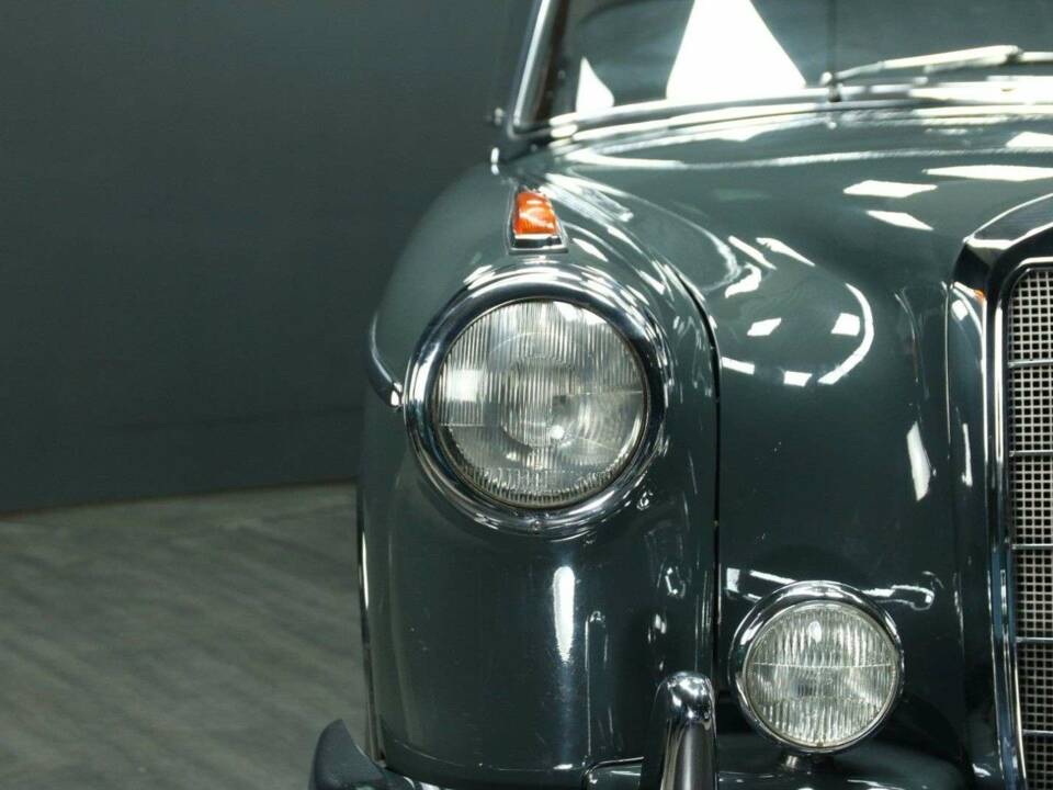 Bild 37/49 von Mercedes-Benz 220 SE (1960)
