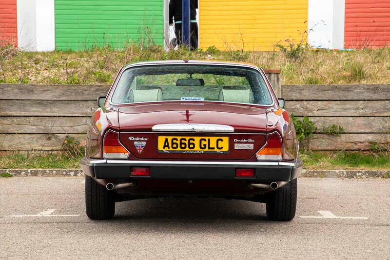 Image 7/50 of Daimler Double Six (1983)