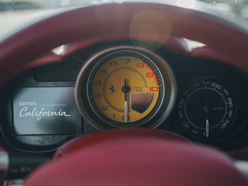 Image 38/69 de Ferrari California (2011)