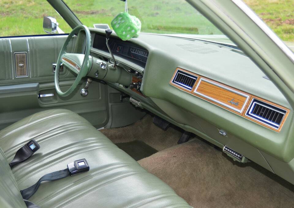 Image 2/8 of Chevrolet Impala Station Wagon (1975)