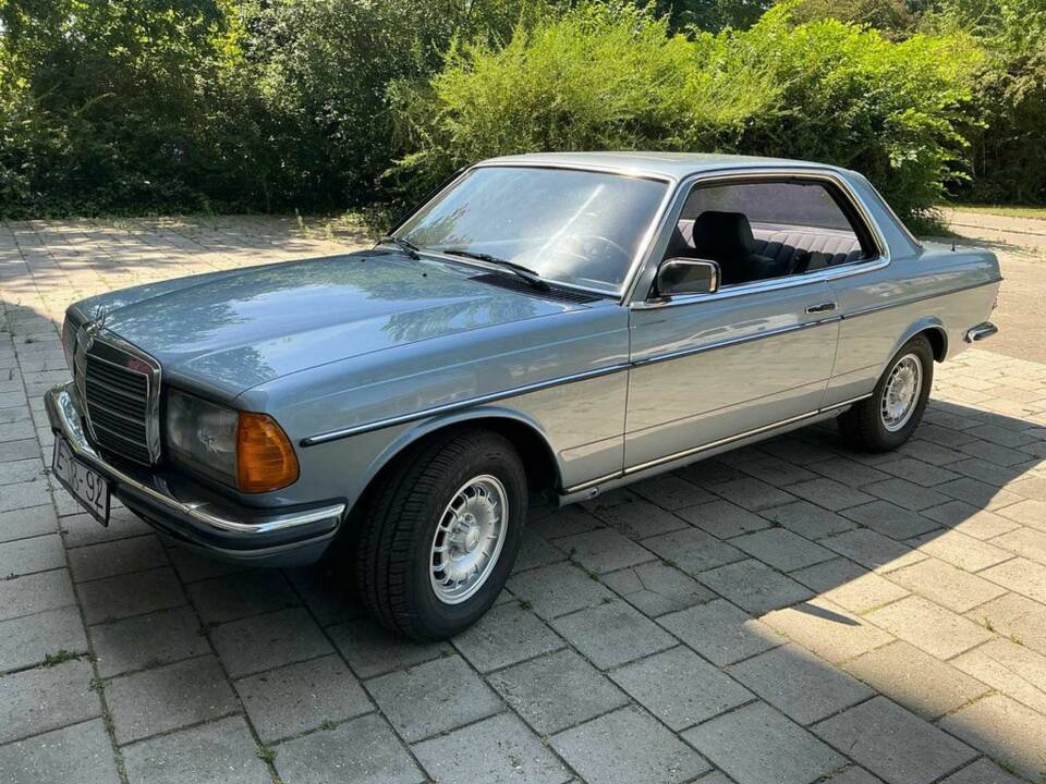 Bild 4/8 von Mercedes-Benz 230 CE (1983)
