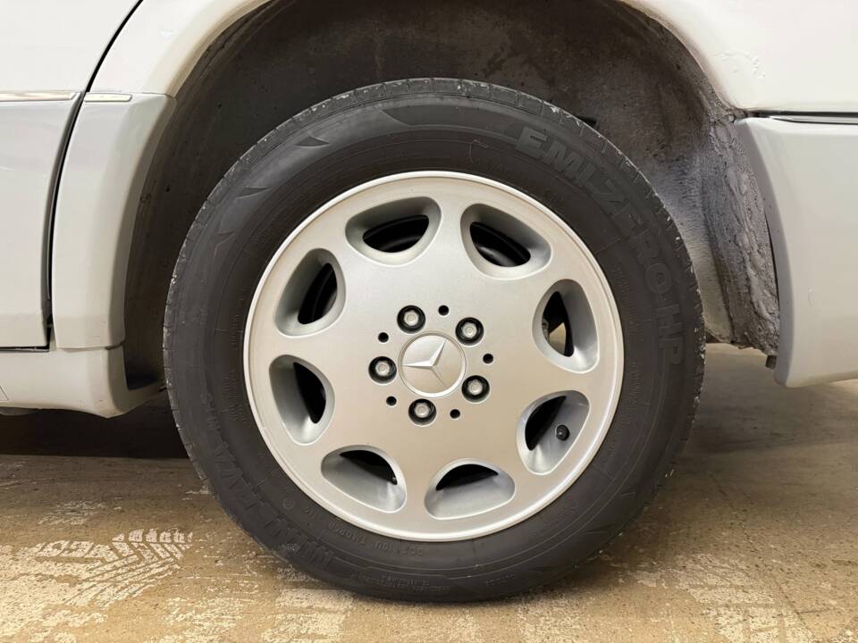 Image 15/20 of Mercedes-Benz 250 D Turbo (1991)