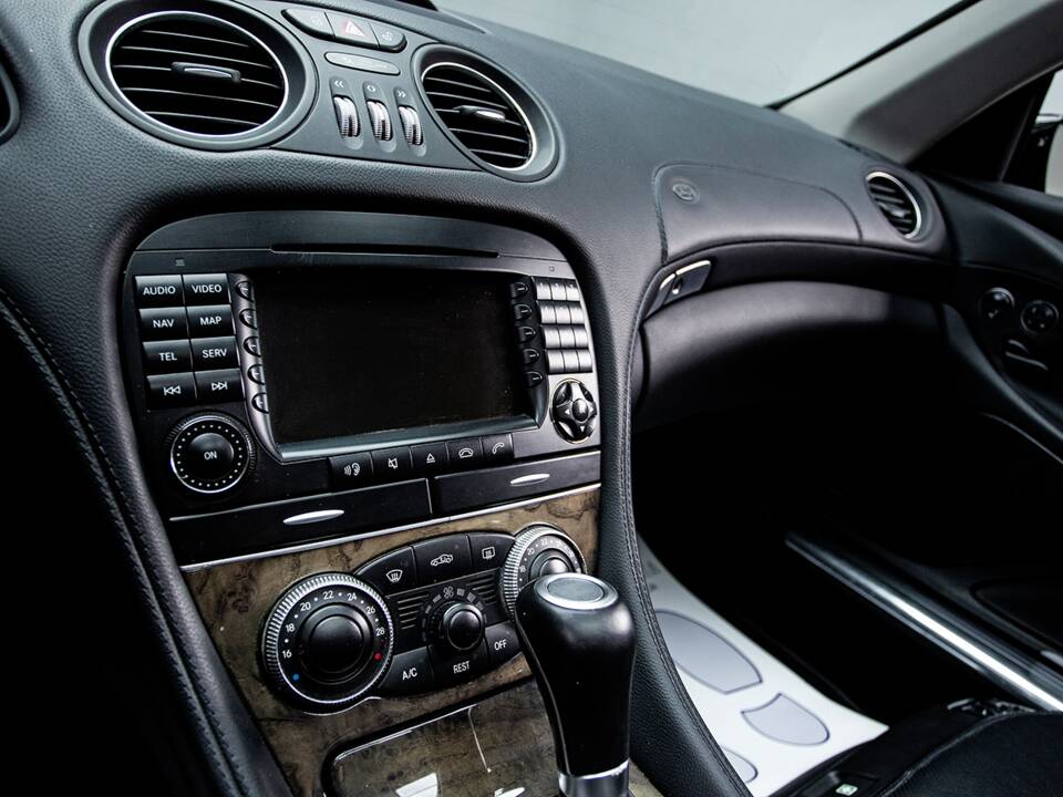 Image 26/36 of Mercedes-Benz SL 500 (2006)