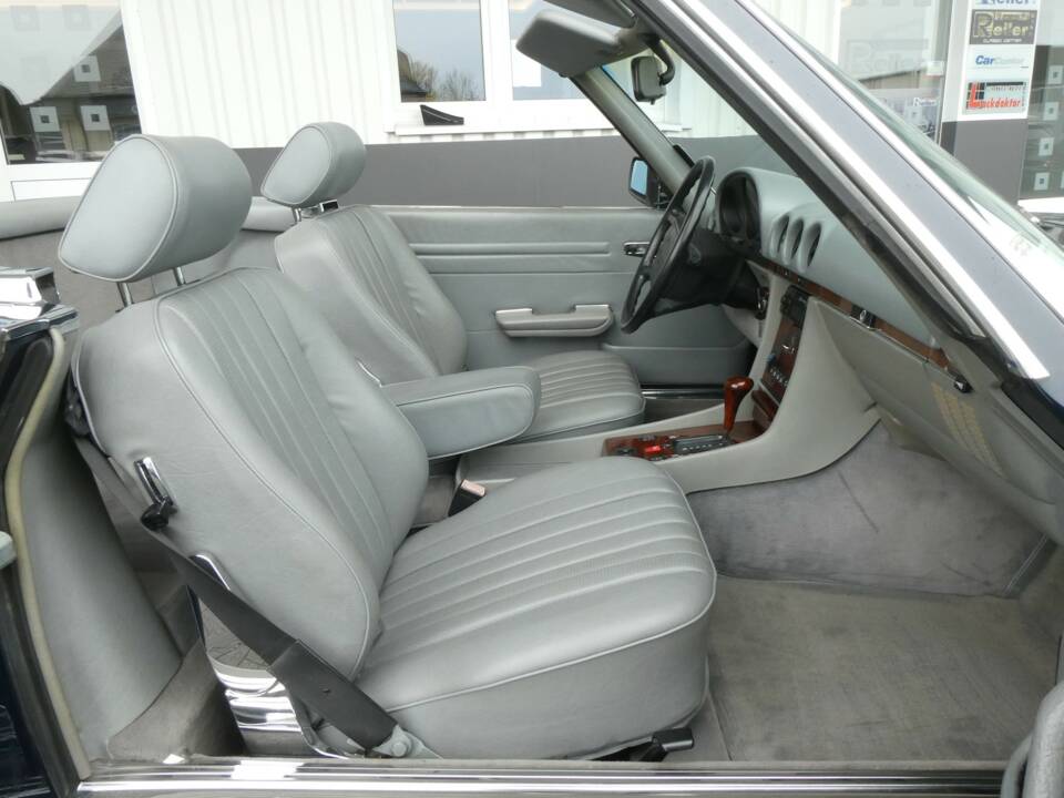 Image 13/25 of Mercedes-Benz 560 SL (1989)
