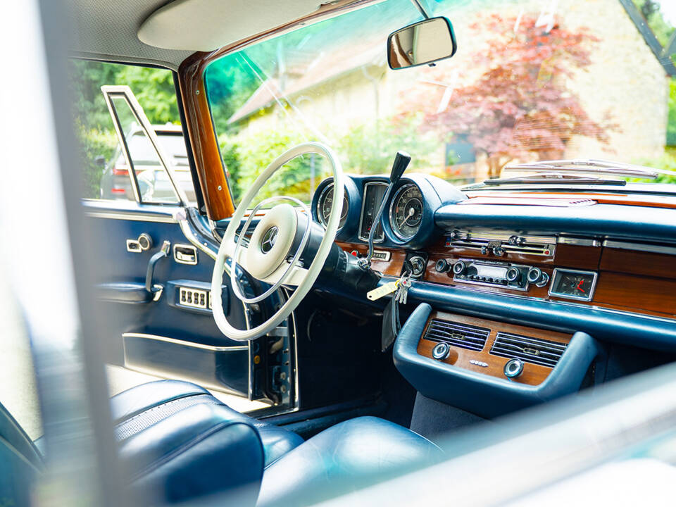 Image 32/48 of Mercedes-Benz 280 SE (1969)