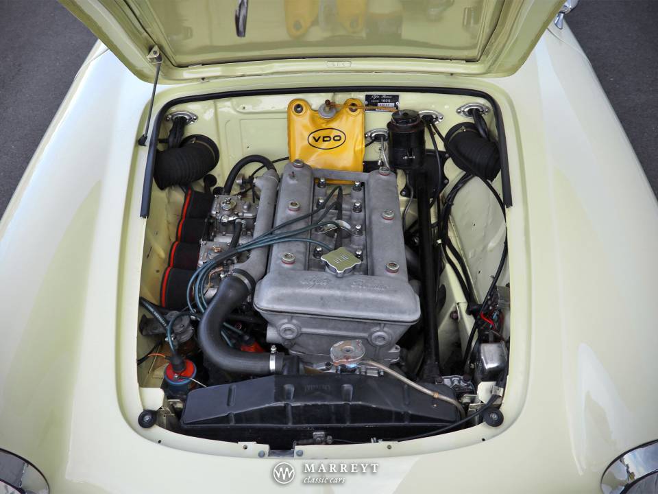 Image 21/49 of Alfa Romeo Giulia 1600 Spider (1964)