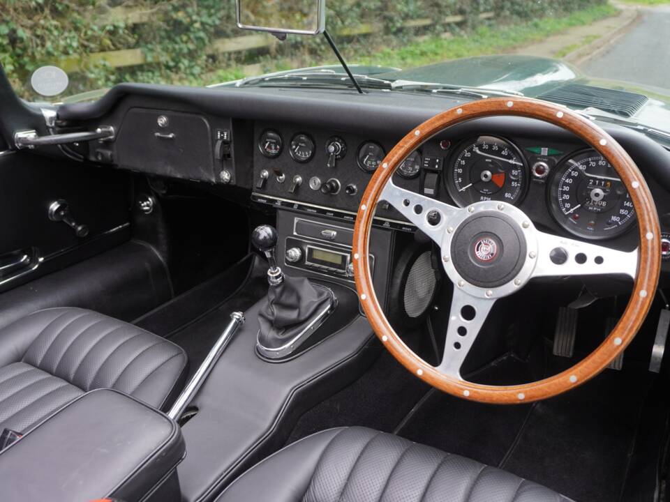 Image 8/25 de Jaguar E-Type (1970)
