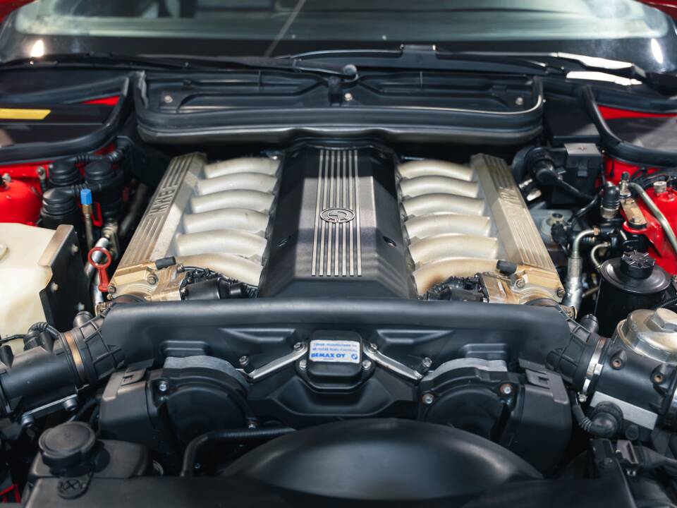 Image 22/33 of BMW 850i (1991)