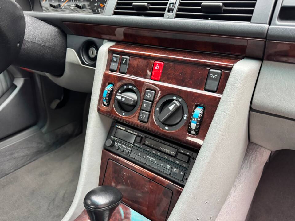 Imagen 73/100 de Mercedes-Benz 300 CE (1992)