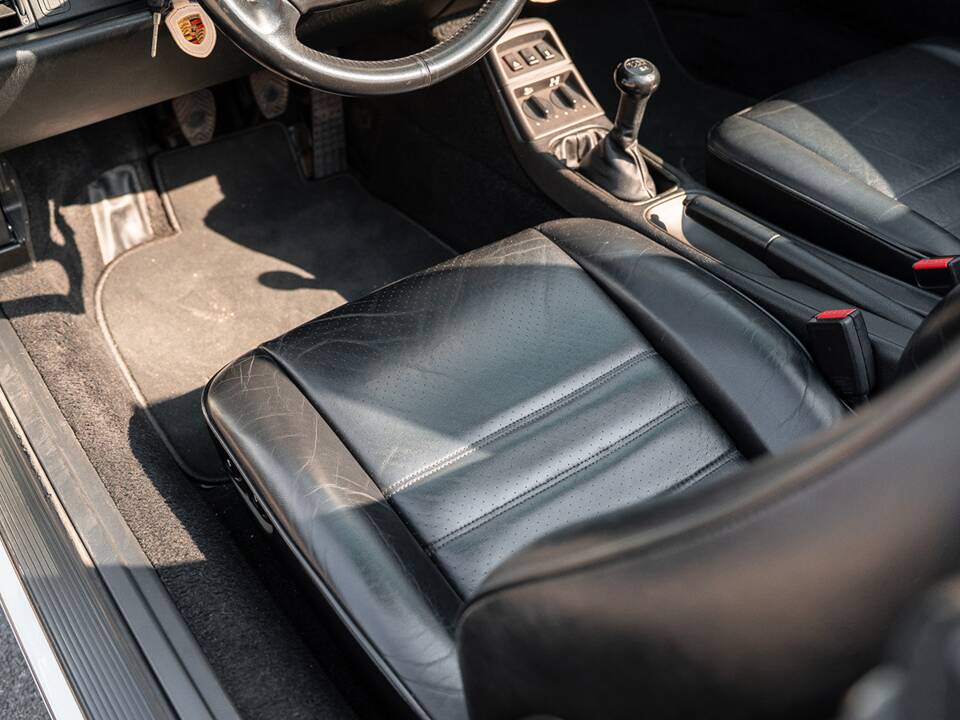 Image 19/48 of Porsche 911 Carrera 4 (1992)