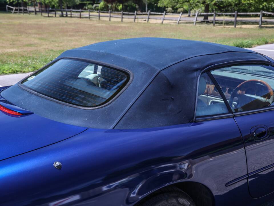 Image 28/36 of Jaguar XK8 4.0 (2001)