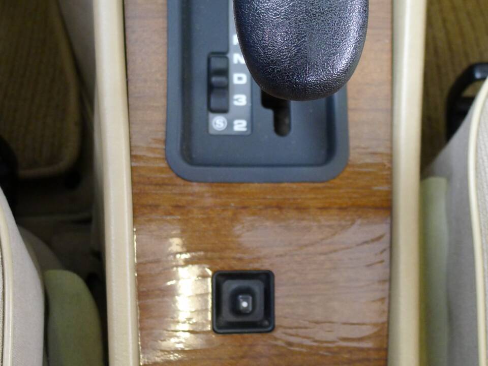 Image 14/33 of Mercedes-Benz 300 CE (1988)