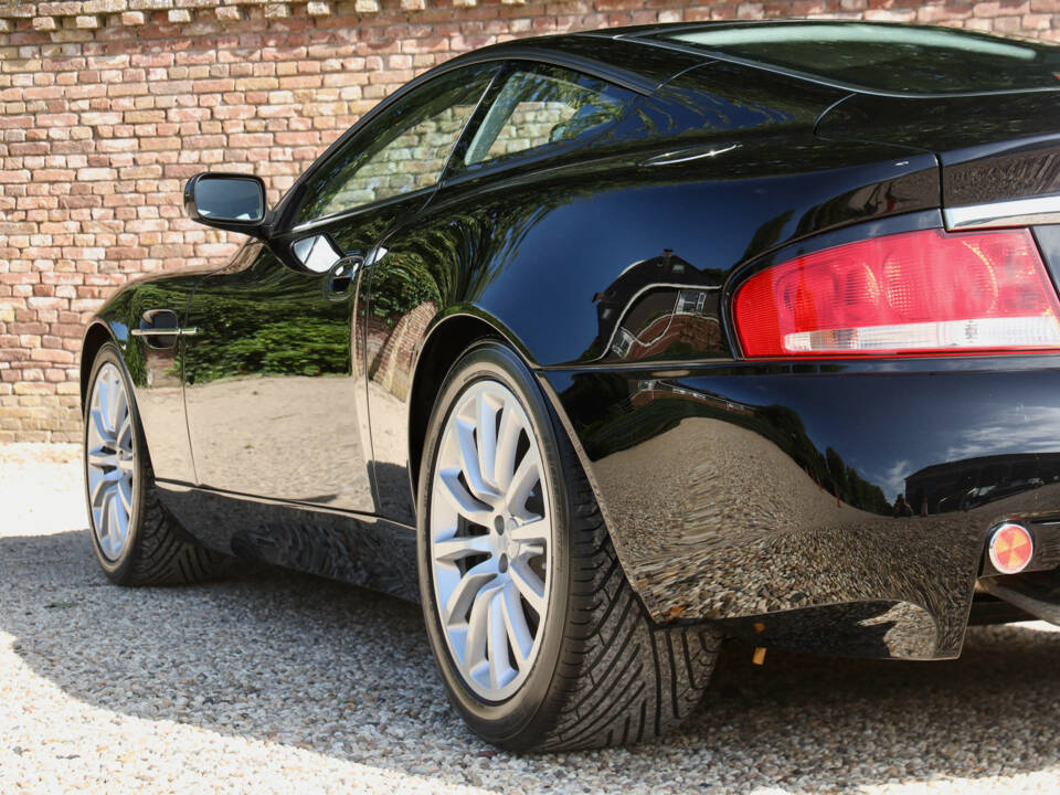 Immagine 28/50 di Aston Martin V12 Vanquish (2002)