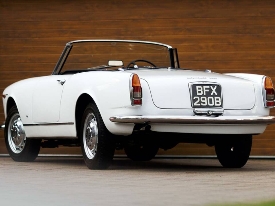 Image 24/50 of Alfa Romeo 2600 Spider (1964)