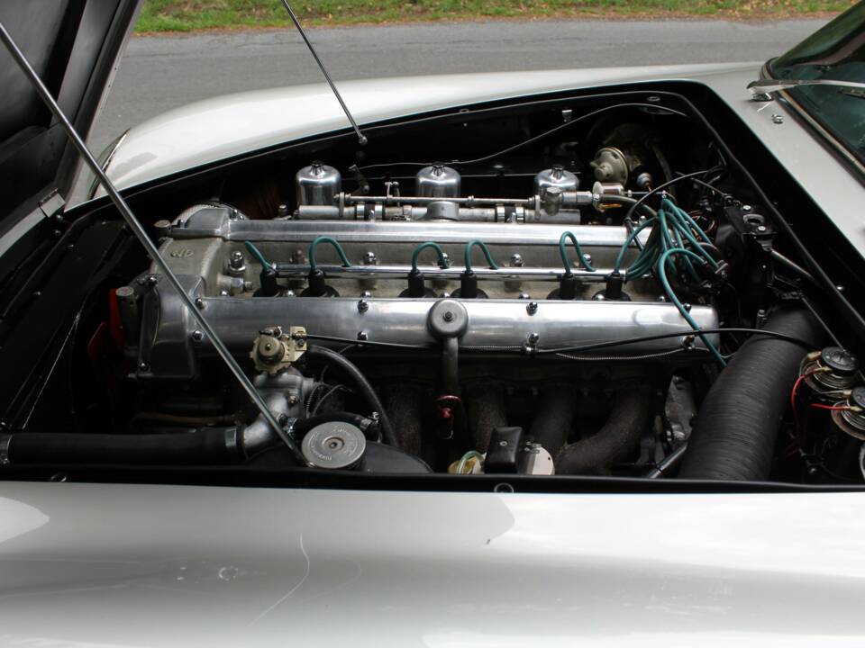 Imagen 15/18 de Aston Martin DB 6 (1966)