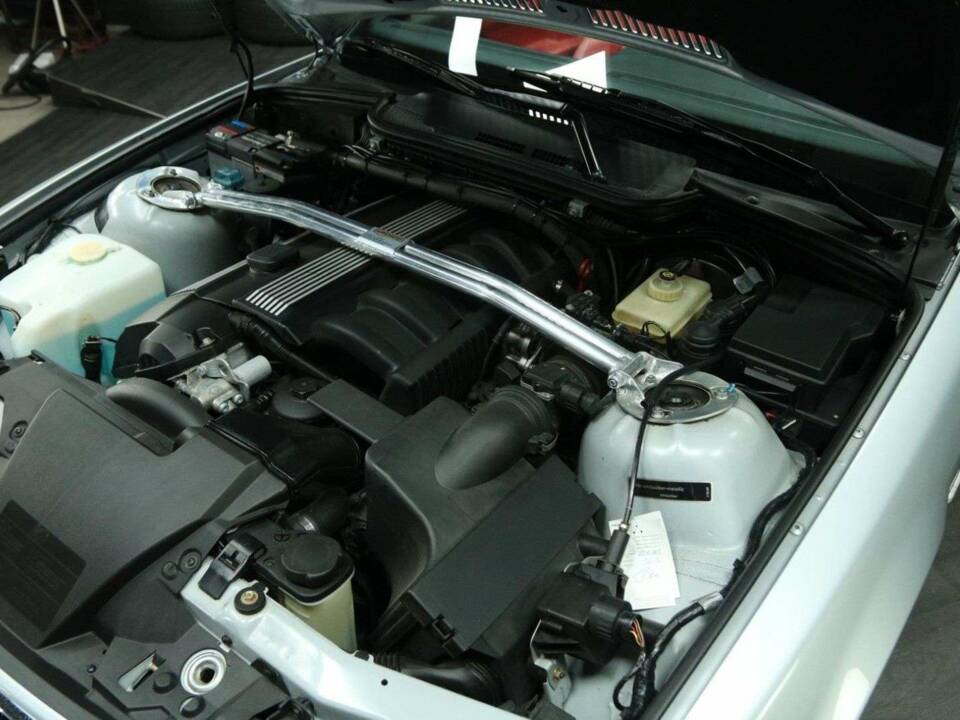 Immagine 42/50 di BMW 328i (1997)