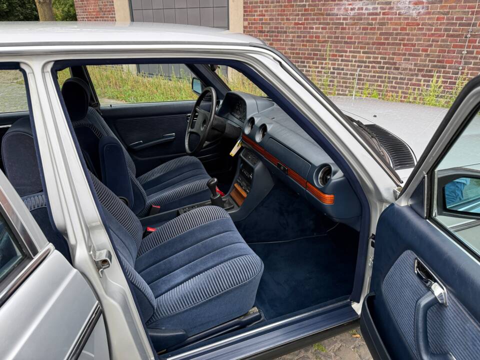 Bild 20/34 von Mercedes-Benz 250 lang (1983)