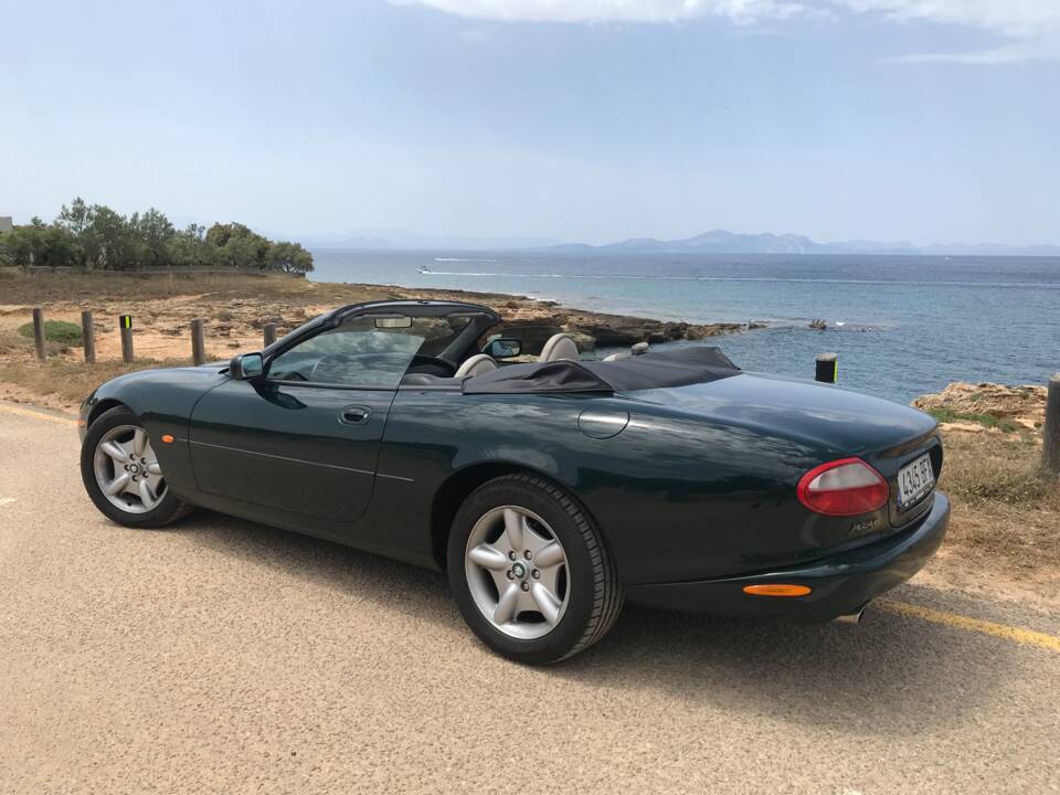 Image 3/22 of Jaguar XK8 4.0 (1996)