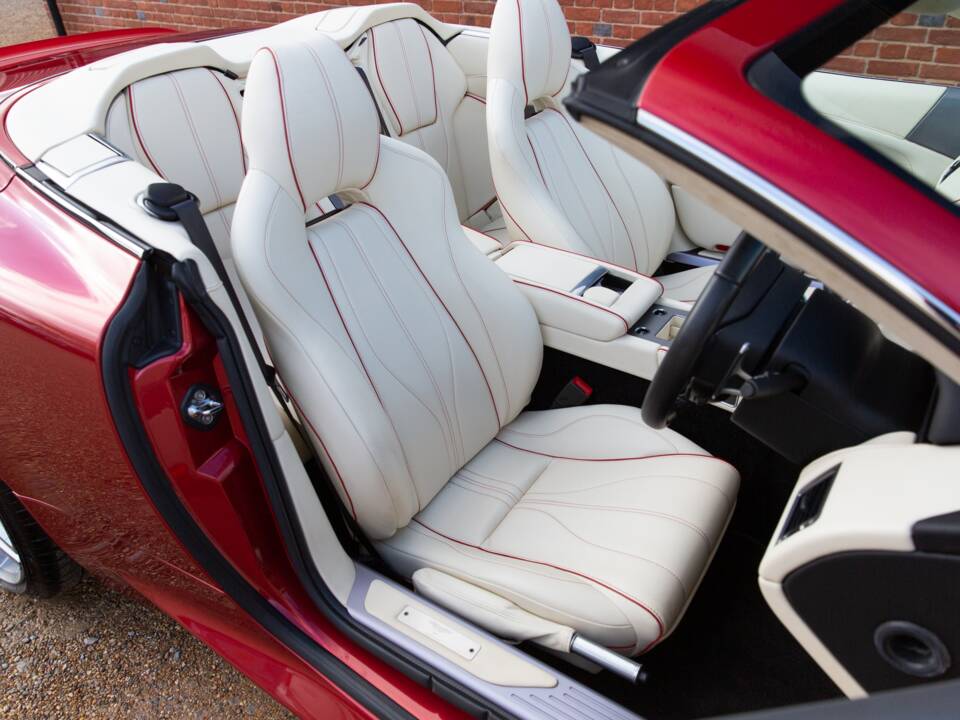 Afbeelding 54/81 van Aston Martin DB 9 Volante (2015)