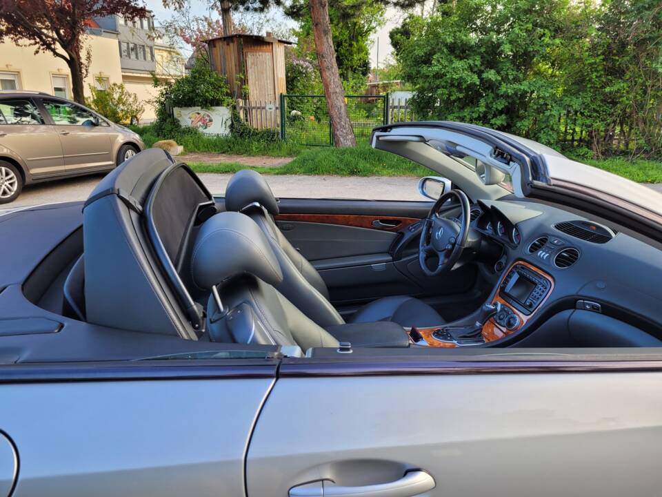 Bild 65/97 von Mercedes-Benz SL 500 (2004)