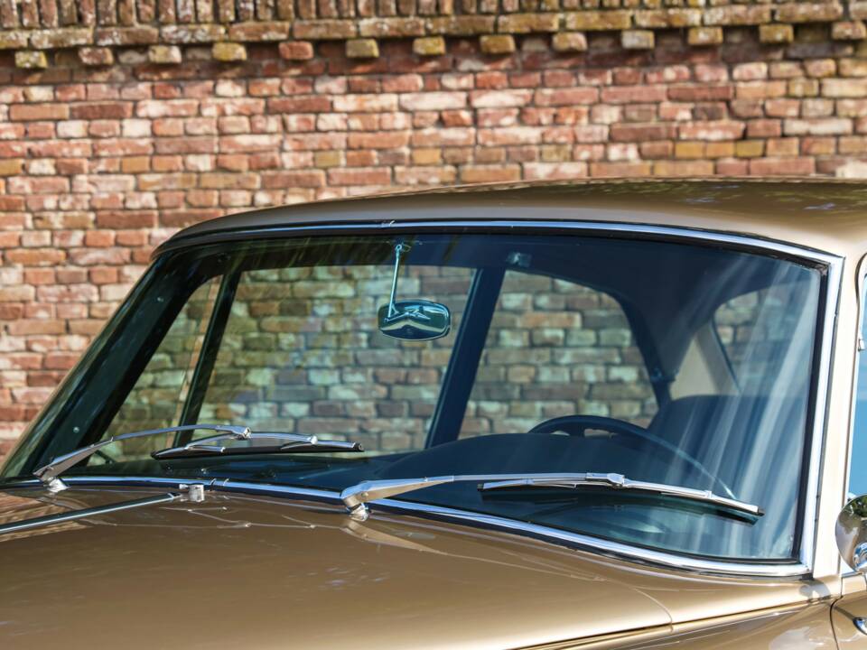Image 33/50 of Rolls-Royce Silver Cloud III "Chinese Eyes" (1965)