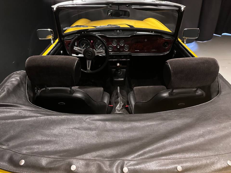 Image 25/70 of Triumph TR 6 PI (1976)