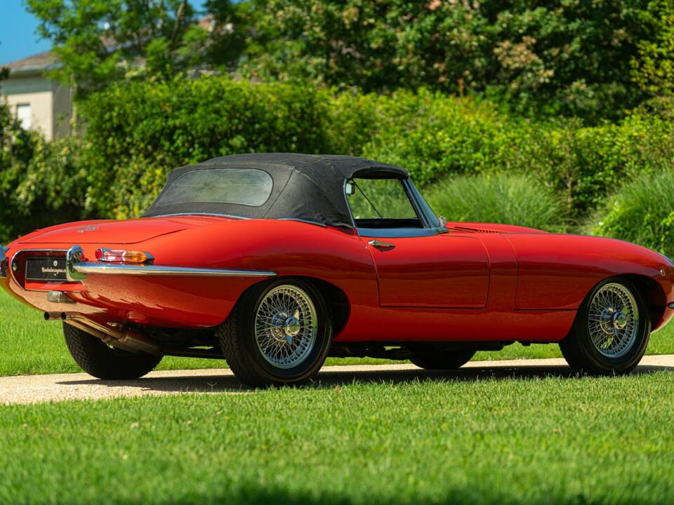 Immagine 7/50 di Jaguar E-Type 4.2 (1966)