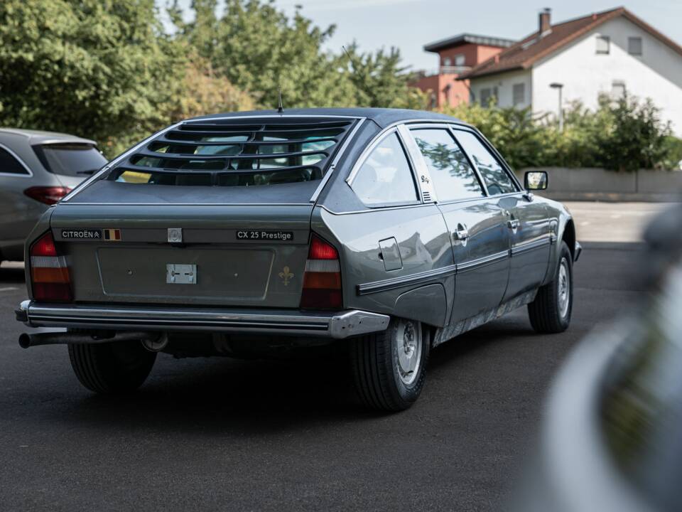 Image 6/25 de Citroën CX 25 Prestige (1983)