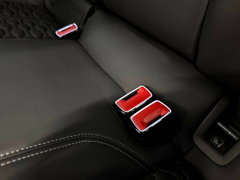 Immagine 25/31 di Audi RS6 Avant (2021)