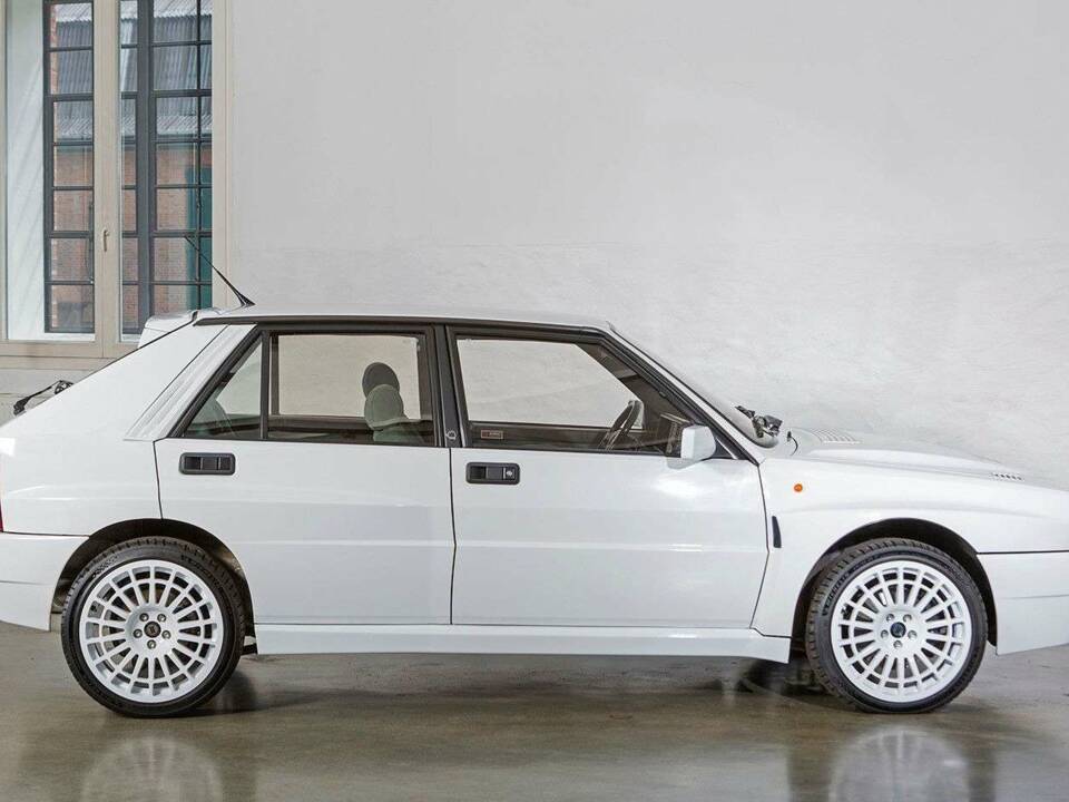 Image 3/20 de Lancia Delta HF Integrale Evoluzione I (1992)