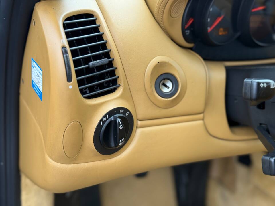 Image 26/42 de Porsche 911 Carrera 4S (2003)
