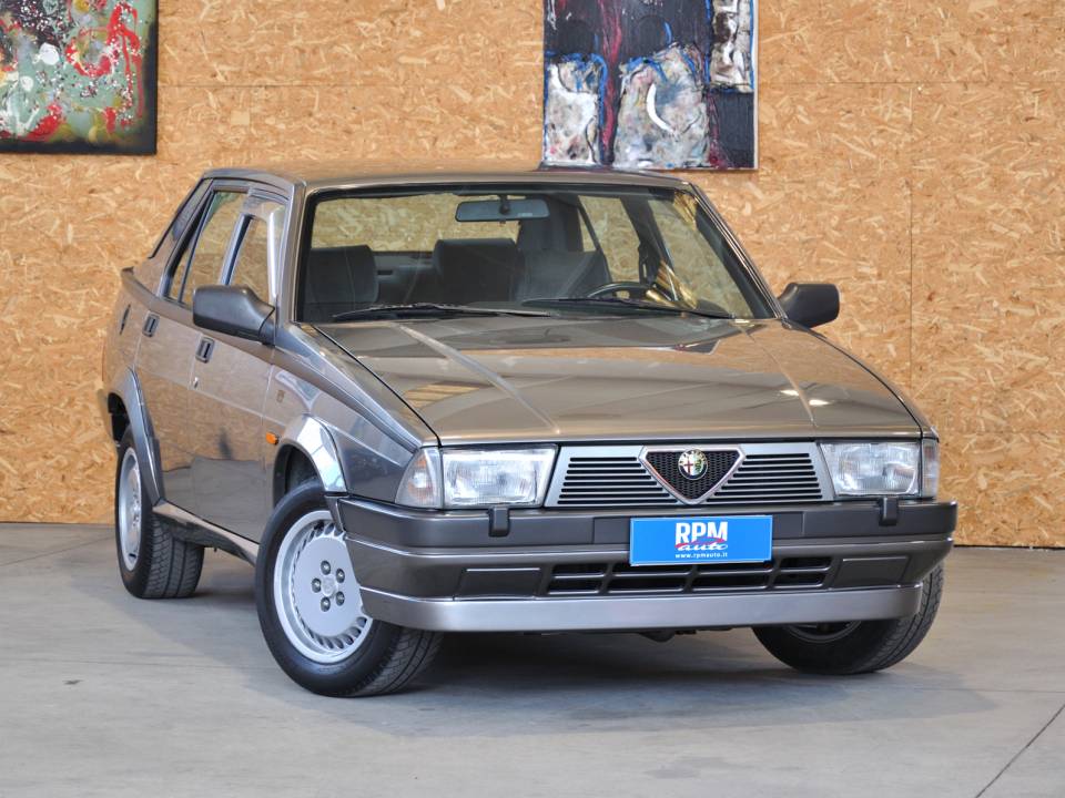 Afbeelding 2/48 van Alfa Romeo 75 2.0 Twin Spark (1988)
