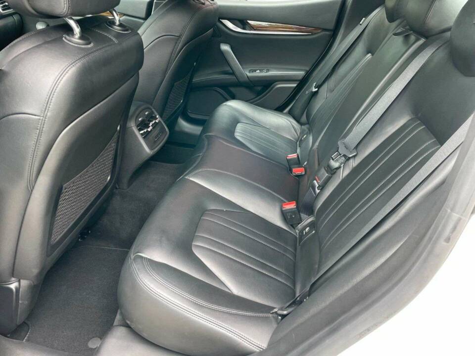 Image 12/18 of Maserati Ghibli (2014)