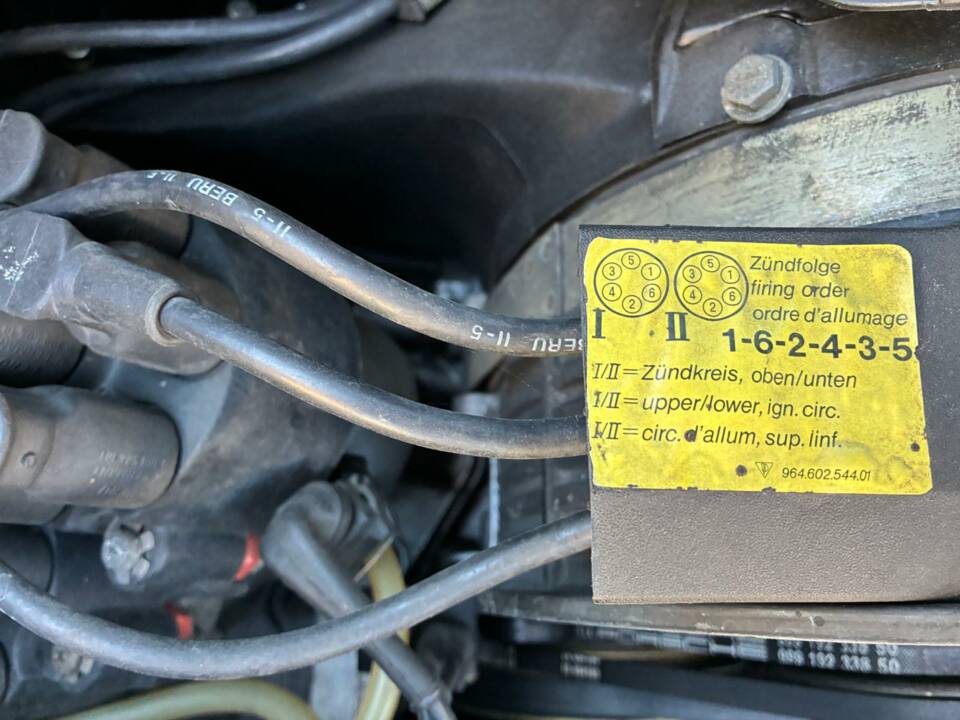 Image 18/36 de Porsche 911 Carrera 4 (1989)