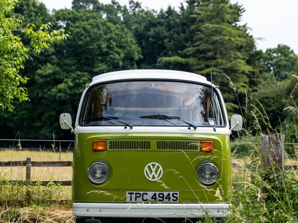 Image 21/47 of Volkswagen T2b Camper (1977)