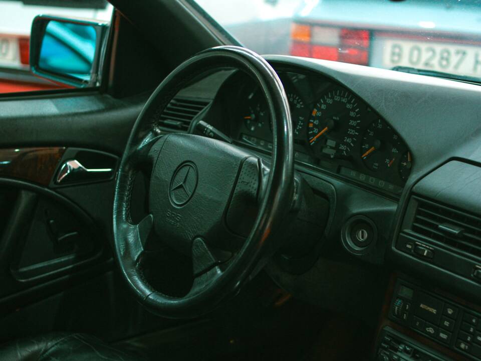 Image 48/50 of Mercedes-Benz SL 320 (1995)
