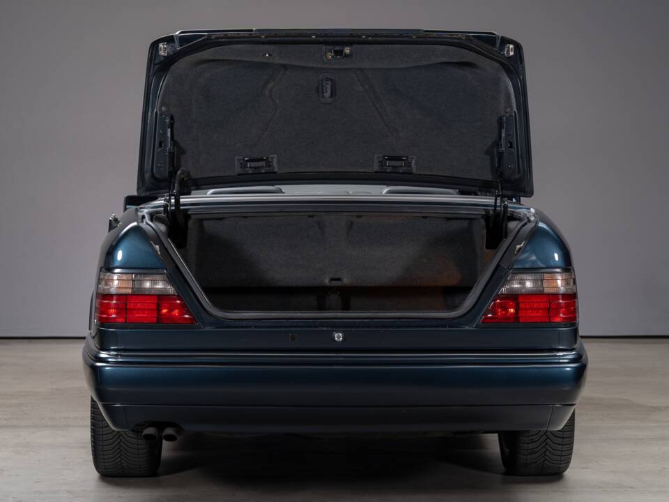 Image 23/28 of Mercedes-Benz E 320 &quot;Final Edition&quot; (1997)