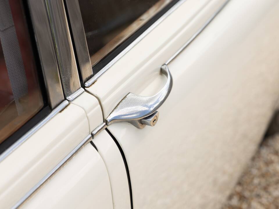 Image 37/50 of Jaguar Mk II 2.4 (1967)
