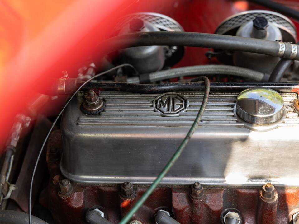 Image 32/50 of MG MGB GT (1970)
