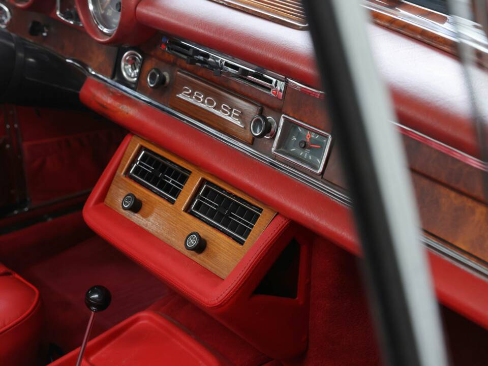 Image 32/50 of Mercedes-Benz 280 SE 3,5 (1969)
