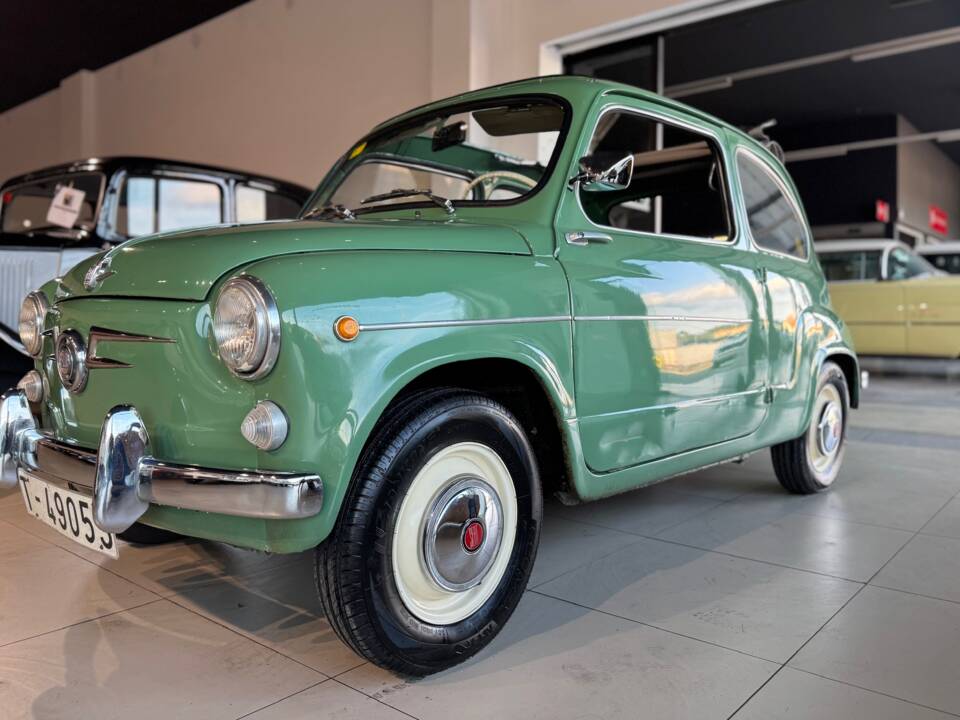Immagine 32/36 di SEAT 600 D (1966)