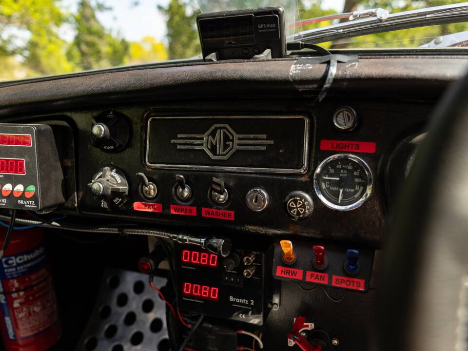 Image 48/50 of MG MGB GT (1970)