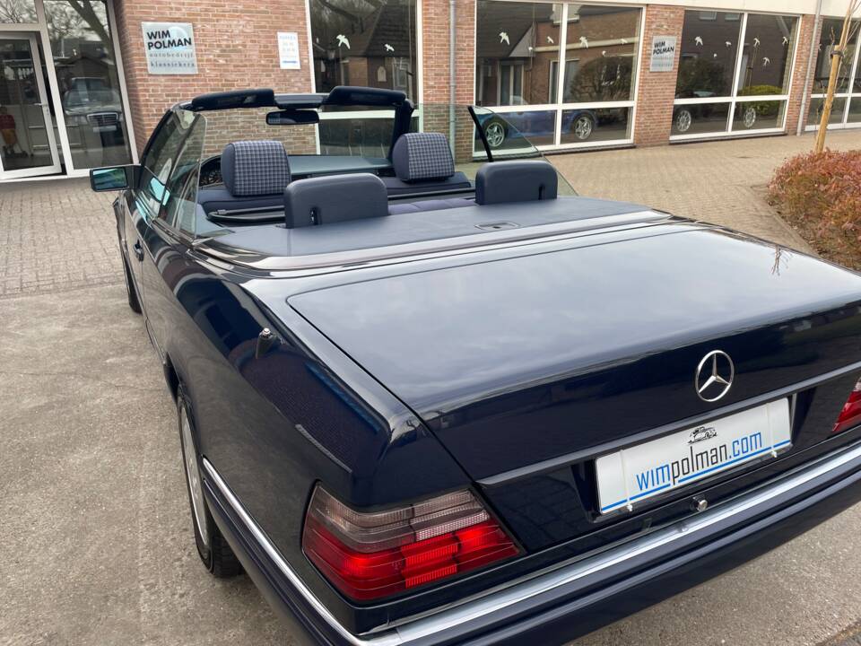 Image 2/25 of Mercedes-Benz E 200 (1996)