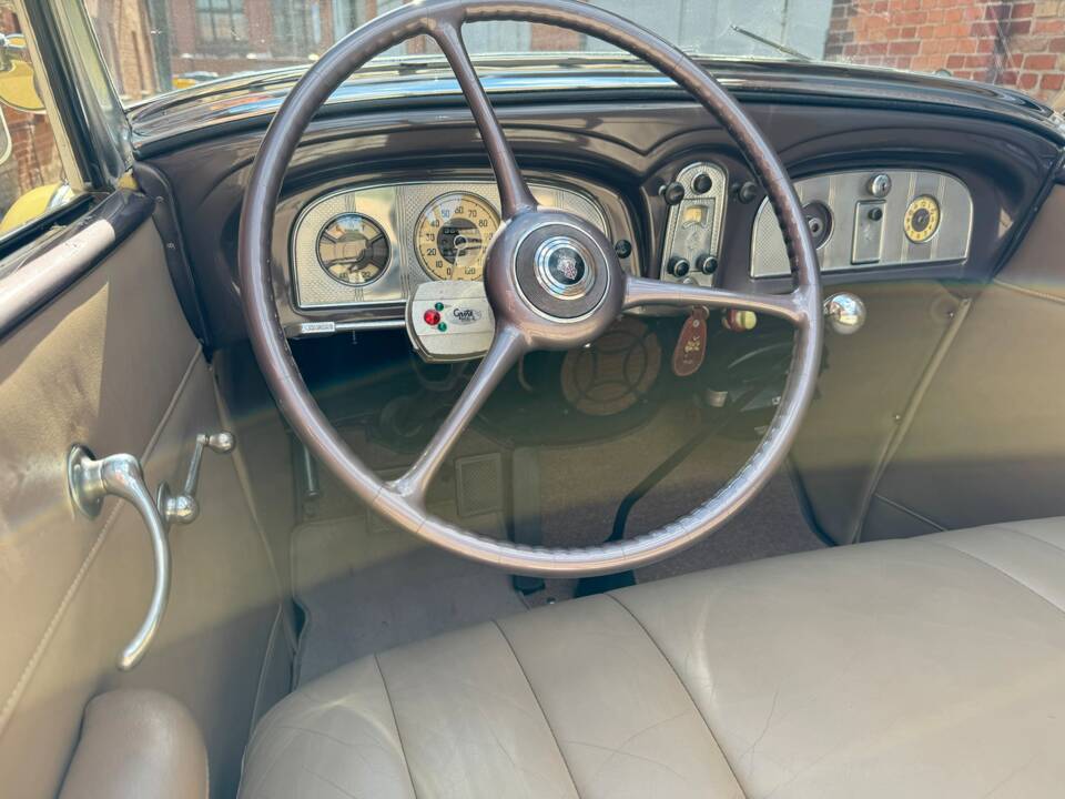 Image 21/75 of Packard One-Twenty (1936)