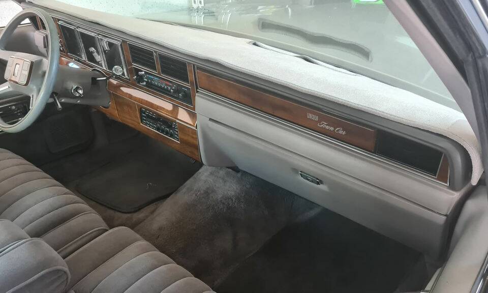 Bild 6/7 von Lincoln Town Car (1989)