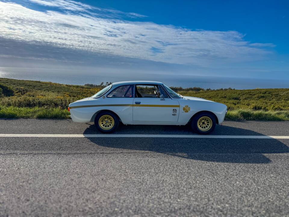 Image 30/99 of Alfa Romeo Giulia 1750 GT Am (1971)