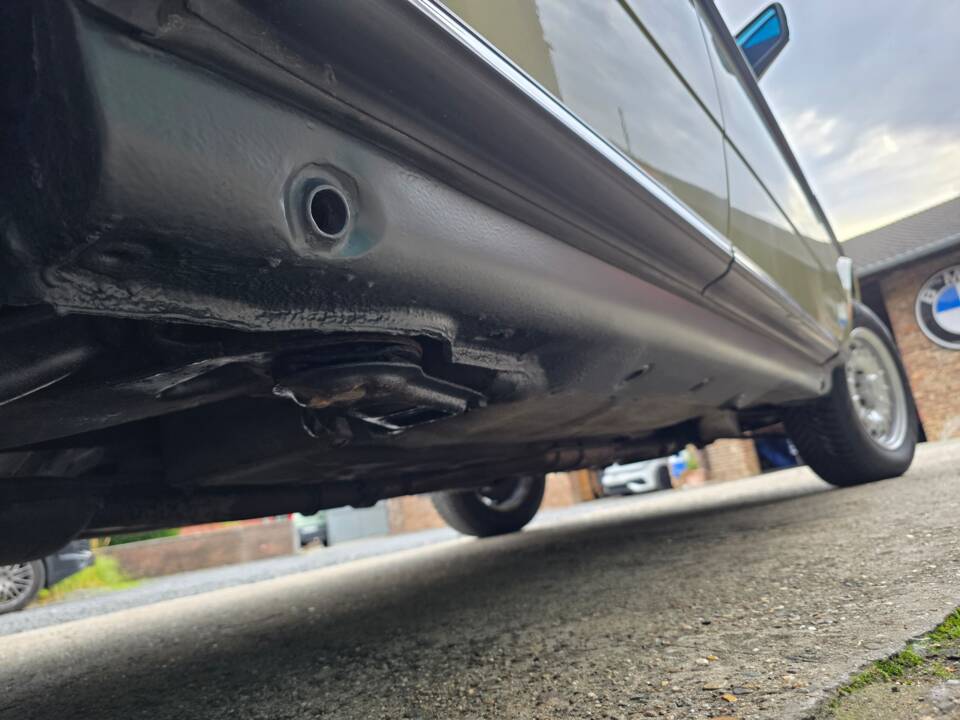 Image 39/73 of Mercedes-Benz 230 E (1985)