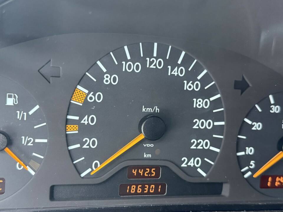 Bild 9/14 von Mercedes-Benz E 200 (1996)